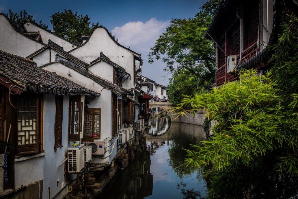 灰度化是一维对三维的处理嘛？