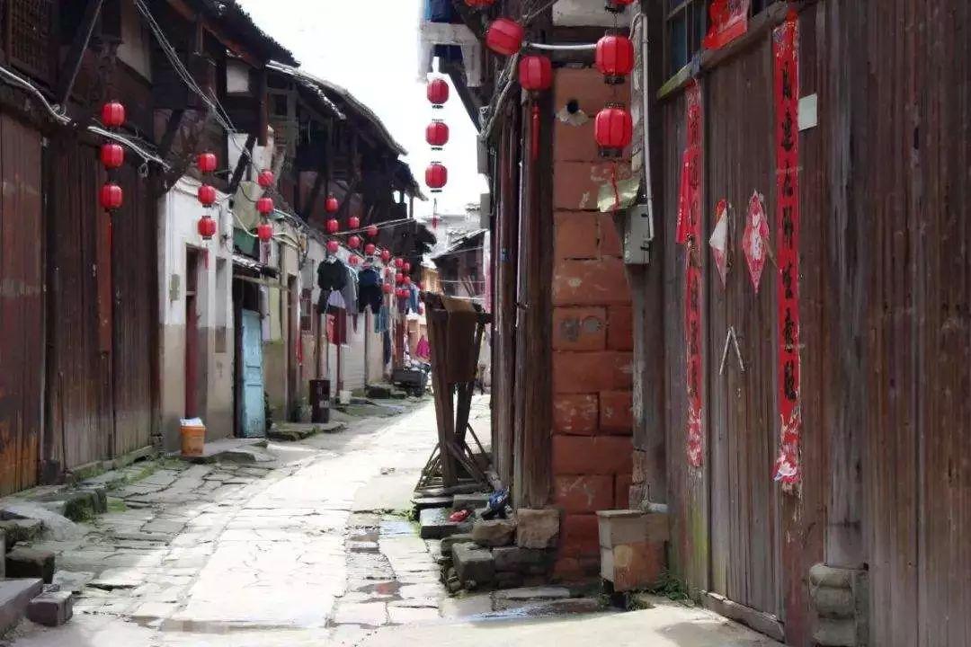 困在俱乐部的少女
